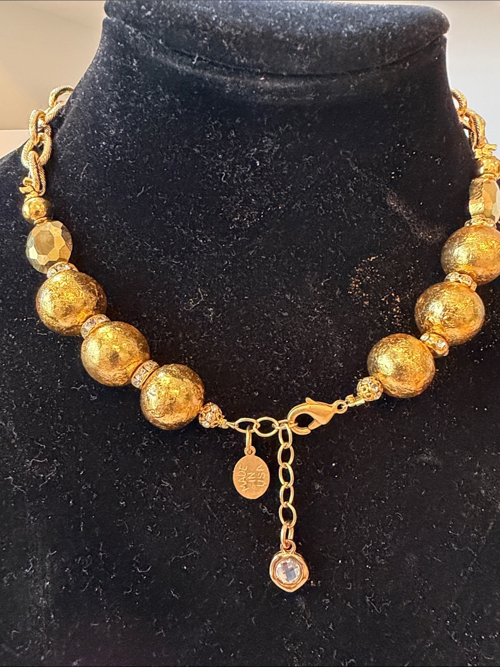 Susan Shaw
Gold chain w freshwater pearl accents. Glass pearl is the pendant. - Picture 4 of 6
